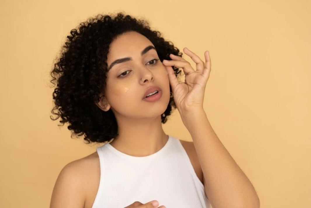 Poche sous les yeux : comment les éviter et les anticiper ?